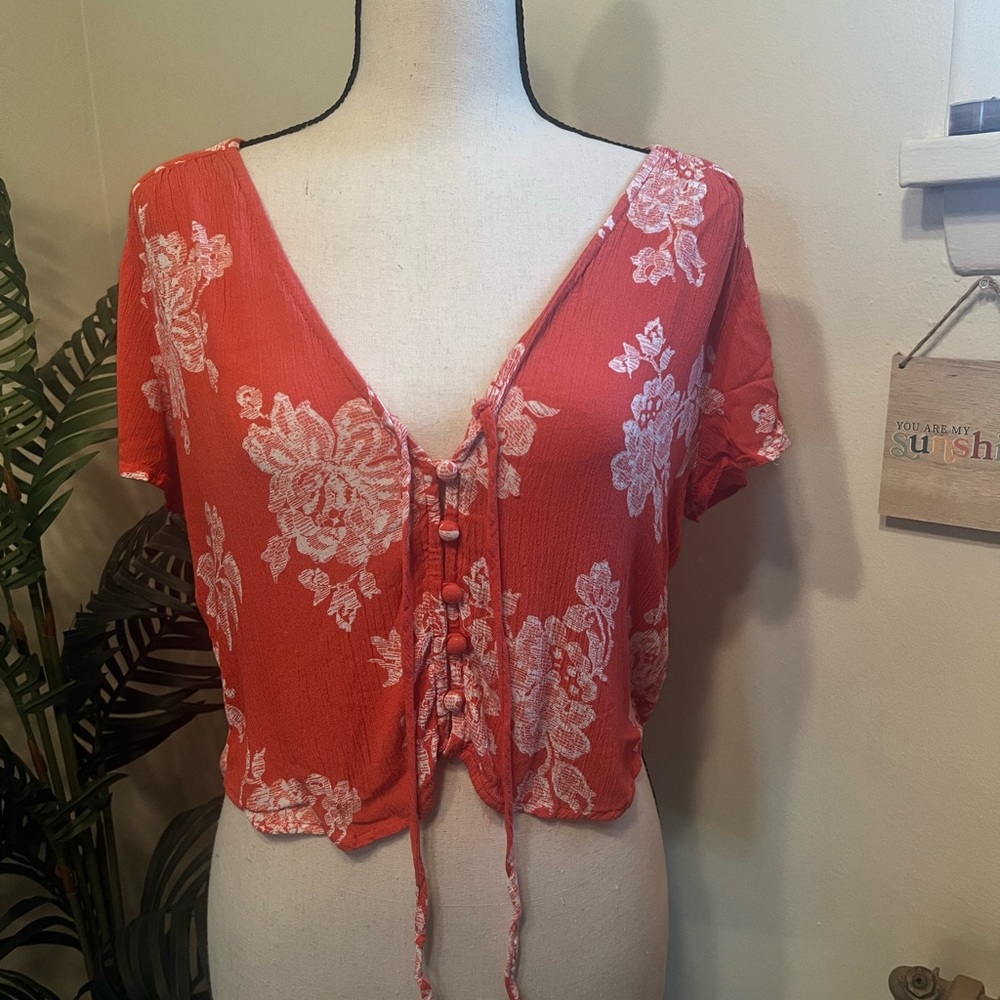 Lulus tropical print crop button front shirt (M)